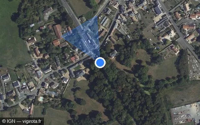 Vue satellite de l'emplacement du radar de feu rouge à Villaines-sous-Malicorne sur Avenue de Verron / D 306