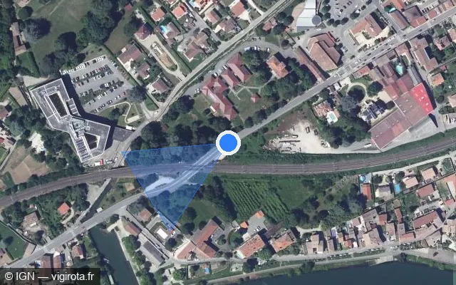 Vue satellite de l'emplacement du radar de passage à niveau à Les Roches-de-Condrieu sur Rue Nationale / D 386