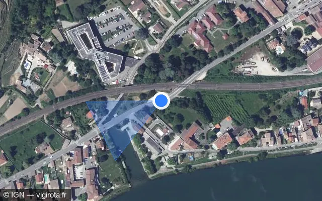 Vue satellite de l'emplacement du radar de passage à niveau à Les Roches-de-Condrieu sur Rue Nationale / D 386